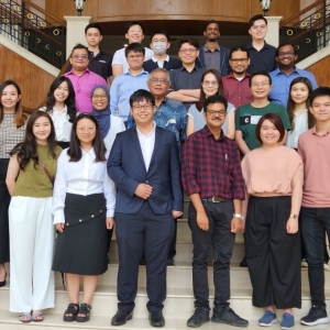 Dr Kok Siew Ng (centre left) and Dr Purusothmn Nair (centre right) with other attendees and speakers at the Sustainable Process Integration Forum in Kuala Lumpur, Malaysia.