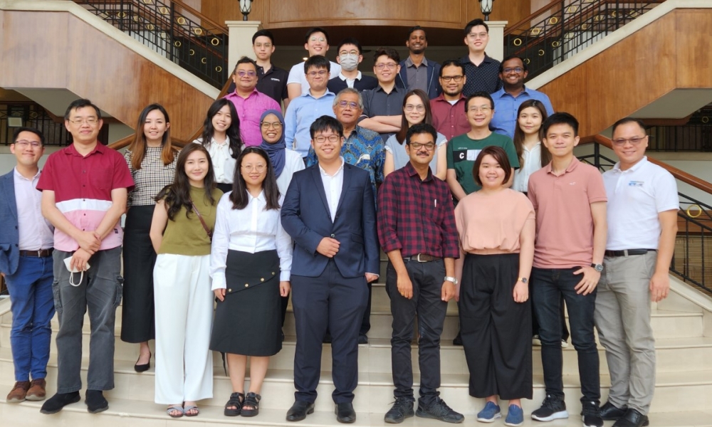 Dr Kok Siew Ng (centre left) and Dr Purusothmn Nair (centre right) with other attendees and speakers at the Sustainable Process Integration Forum in Kuala Lumpur, Malaysia.