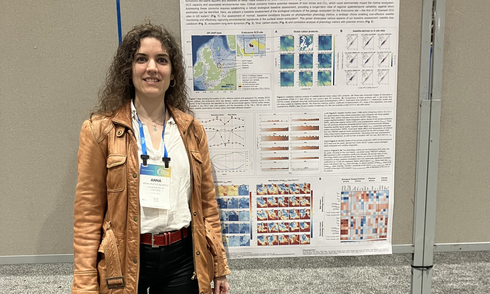 Anna Rufas presenting a poster at the Ocean Sciences Meeting, 2024.